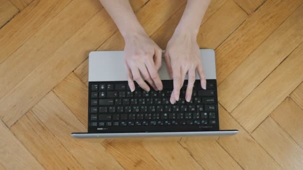 Хакер Який Вводить Код Клавіатурі Комп Ютера Інтенсивно Натискаючи Клавіші — стокове відео