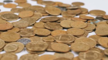 Masadaki eski metal paralar. Yakın plan. Hryvnia.