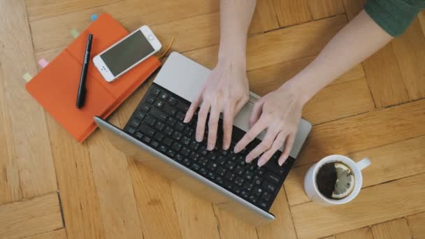 Trabajo remoto, los empleados imprimen haciendo clic en las teclas de un teclado portátil . — Vídeo de stock