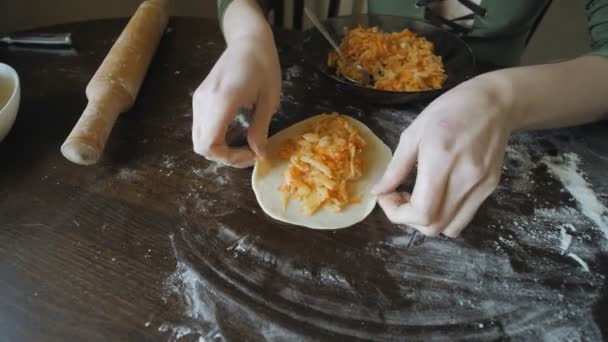 Llenar la masa con repollo guisado en casa, hornear en casa . — Vídeos de Stock