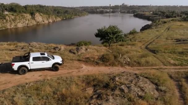 Carro Branco Monta Longo Uma Estrada Sinuosa Longo Rio Fora — Vídeo de Stock