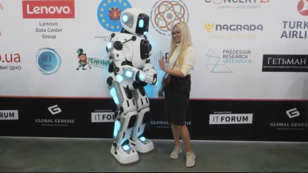 Robot en vrouw. Internationaal IT Forum, Coach Speaker Forum Training, Moskou. — Stockvideo