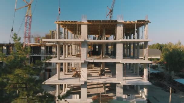 家の建物の空中ビュー 具体的な構造 建設労働者 — ストック動画