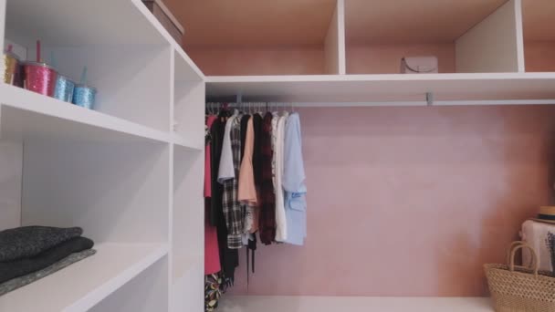 Oblečení ve skříni. Uvnitř šatníku. Moderní domov. — Stock video