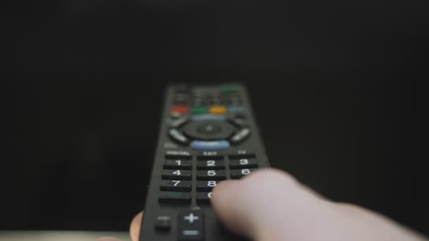 Telecomando in mano. Guarda la TV. Telecomando. Riposo a casa . — Video Stock