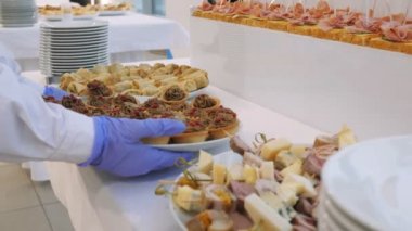 Yemek servisi. Tatilde açık büfe resepsiyonu, atıştırmalıklar. Açık büfe yemek partisi sırasında yemek.,