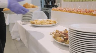 Yemek servisi. Yemekler, mezeler, ziyafette tatlılar..