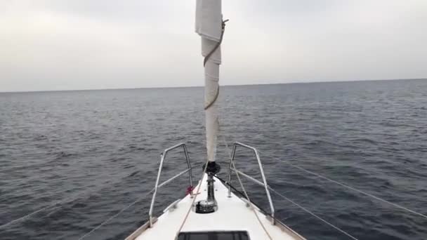 Příď jachty. Jachta plující na moři. Plachetnice, Motorové jachty. — Stock video