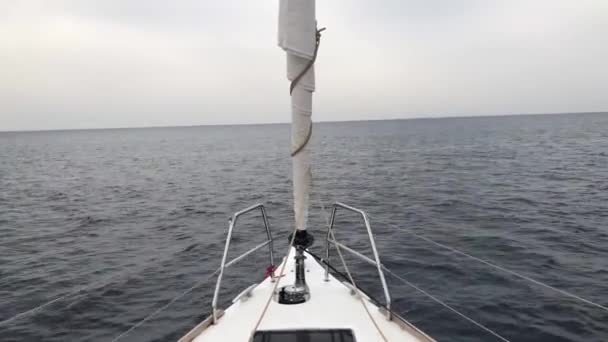 Um arco de iate. Iate navegando no mar. Iates à vela, iates a motor . — Vídeo de Stock