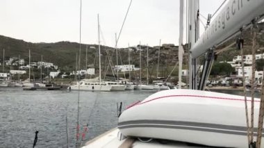 Yatlar bağlandı. Rıhtıma demirlemiş yelkenli, gemi ve yatlar. Yatların yatları..