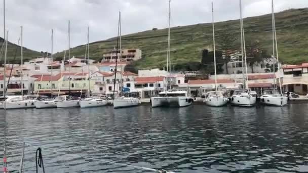 Yachts berth. Yachts are berthed. Sail boats, ships and yachts moored to pier — Stock Video