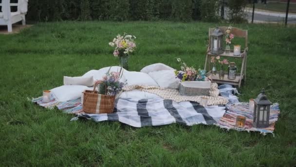 Piknik Parku Romantyczna Randka Oświadczyny Wieczorny Projekt Piknik Zielonej Trawie — Wideo stockowe