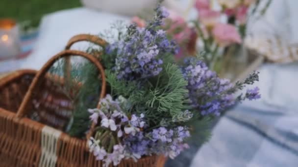 Een Picknick Mand Met Bloemen Lavendel Een Mand — Stockvideo