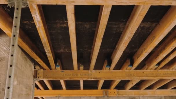 Balseros. Edificio de hormigón. Vigas de techo de madera, casa bajo estructura . — Vídeos de Stock