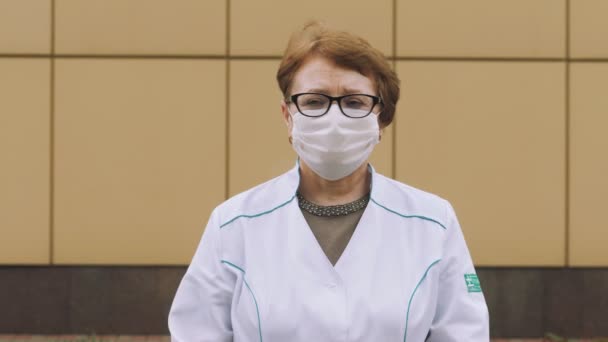 Γιατρός Γιατρός Ιατρική Μάσκα Γιατρός Στηθοσκόπιο Ιατρικός Εξοπλισμός Στηθοσκοπίου Γυναίκα — Αρχείο Βίντεο