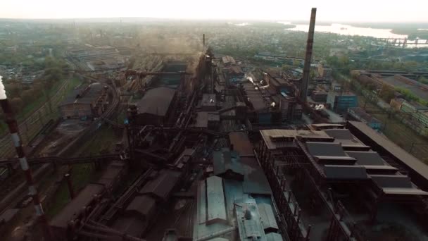 空中观景大型工厂 污染生态学 发电厂 拥有许多储罐和管道的炼油厂或化工厂和发电厂的空中俯瞰 — 图库视频影像