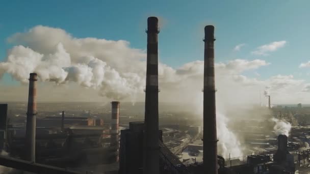 Дымовые трубы. Вид с воздуха на промышленные заводы. Экология загрязнения . — стоковое видео