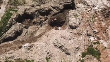 Şehir çöplüğü, hava sahası manzarası. Koku ve toksik kalıntı yığını. Kirlilik ekolojisi.