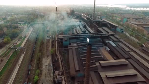 Letecký pohled velká továrna. Smoke Industrial Pipes. Ekologie znečištění. — Stock video