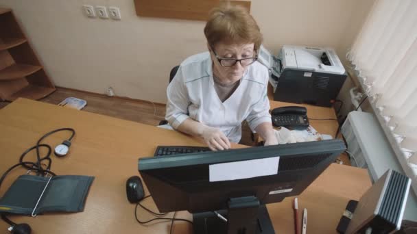컴퓨터로 타자를 치는 의사. 병원 과 의약품. 사무실에 있는 의사. — 비디오