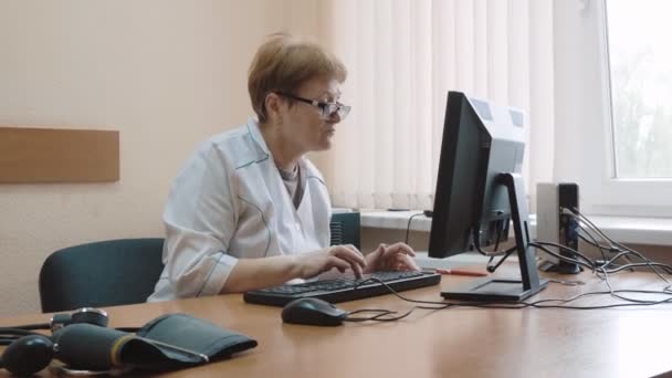 Doctor en la oficina. Doctor escribiendo en la computadora. Hospital y medicina . — Vídeo de stock