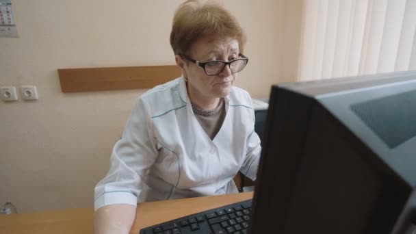 Dottore Sta Digitando Sul Computer Ricevimento Ufficio Ospedale Medicina — Video Stock