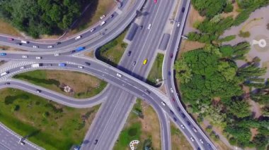Otoyol Çok Katlı Yol ile Hareket Eden Arabaların Hava Görünümü