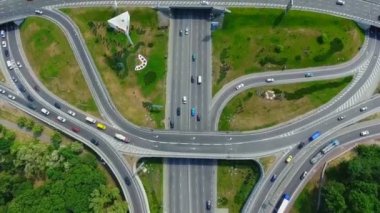 Otoban çok katlı yol, şehir kavşağı trafiği. Hava görünümü.