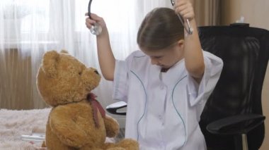 Doktorculuk oynuyor, hemşire. Hastanede steteskoplu küçük bir kız oynuyor..