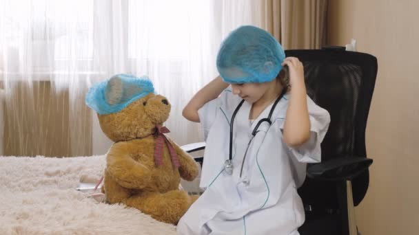 病人玩医院游戏假装护士 小孩戴上医疗帽和口罩 — 图库视频影像