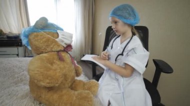 Tıp üniformalı çocuklar doktorculuk oynuyor, evde hemşire. Hasta teşhisi.