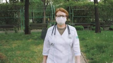 Sağlıkçı. Tıbbi Maskeli Doktor. Stetoskop doktoru. Koronavirüs salgını.