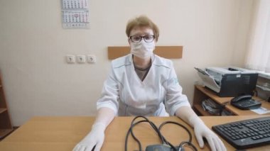 Ofisteki doktor. Tıbbi maske. Stetoskop doktoru. Hastane ve ilaç. Ofisteki doktor. Hastane ve ilaç.