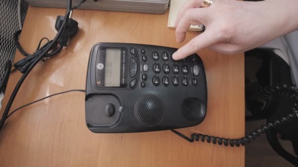 Ofisteki Doktor Telefonla Konuşuyor Hastane Ilaç Numarayı Elle Çevirir Kadın — Stok video