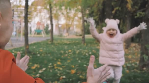 Père Avec Petite Fille Marchant Petit Enfant Courant Vers Papa — Video