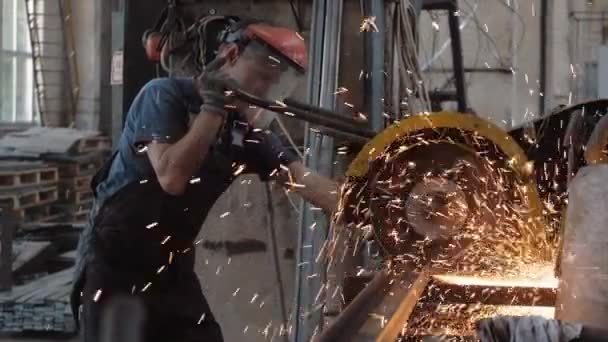 Låssmed Fabriksarbetare Skär Ett Metallrör Gnistgnistor Byggarbetsplats Fabrikslokaler — Stockvideo