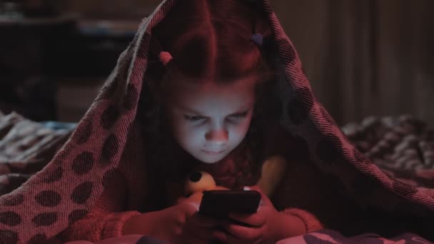 Ragazza Bambina Con Telefono Gioco Telefono Notte Gioca Letto Casa — Video Stock