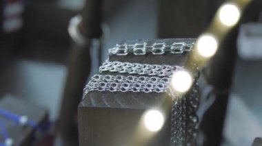 Sayı! Mücevher satış işi. Gümüş yüzük ve küpeler hazır. Bir kuyumcuda birlikte zıplıyorlar. Lüks alışveriş merkezindeki mücevher çeşitleri.