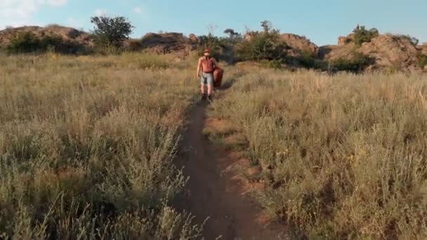 走起路来提着旅行袋的远足者 高山上的男性游客 凶残的男性游客 远足者 穿越荒野 在山上行走 — 图库视频影像