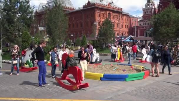 Niños montados en juguetes de balanceo en la Plaza Manezh en Moscú, Rusia — Vídeo de stock