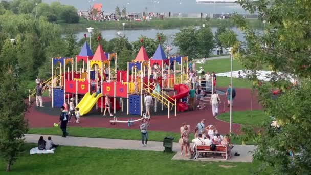 Parque infantil en el parque — Vídeo de stock