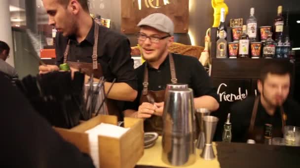 Som serverar cocktails drycker av bartender i bar — Stockvideo