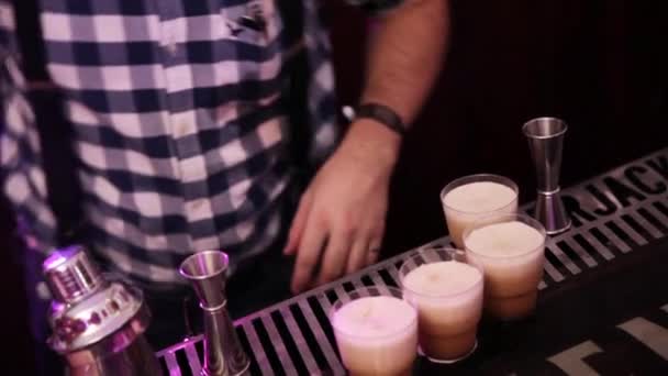 Sirve bebidas de cócteles por camarero en el bar — Vídeos de Stock