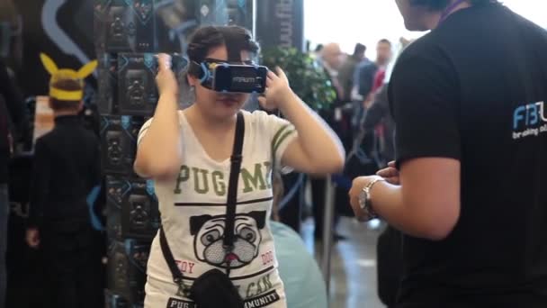 Chica utiliza kit de desarrollo de juegos de realidad virtual, gafas de realidad virtual — Vídeo de stock