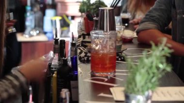 Barmen tarafından kokteyl içki servisi çubuk