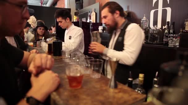 Serving cocktails drinks by bartender in bar — Stock Video