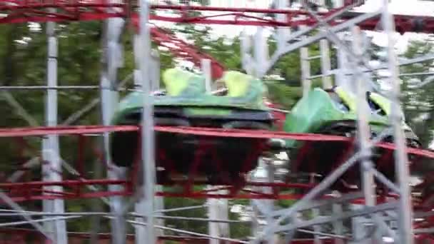 Paseos americanos en el parque de atracciones — Vídeo de stock