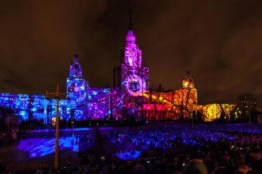 Moskova Uluslararası Festivali ışık çemberi. Moskova Devlet Üniversitesi 3D eşleme gösteri