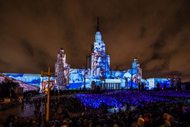 Moskova Uluslararası Festivali ışık çemberi. Moskova Devlet Üniversitesi 3D eşleme gösteri