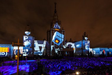 Moskova Uluslararası Festivali ışık çemberi. Moskova Devlet Üniversitesi 3D eşleme gösteri